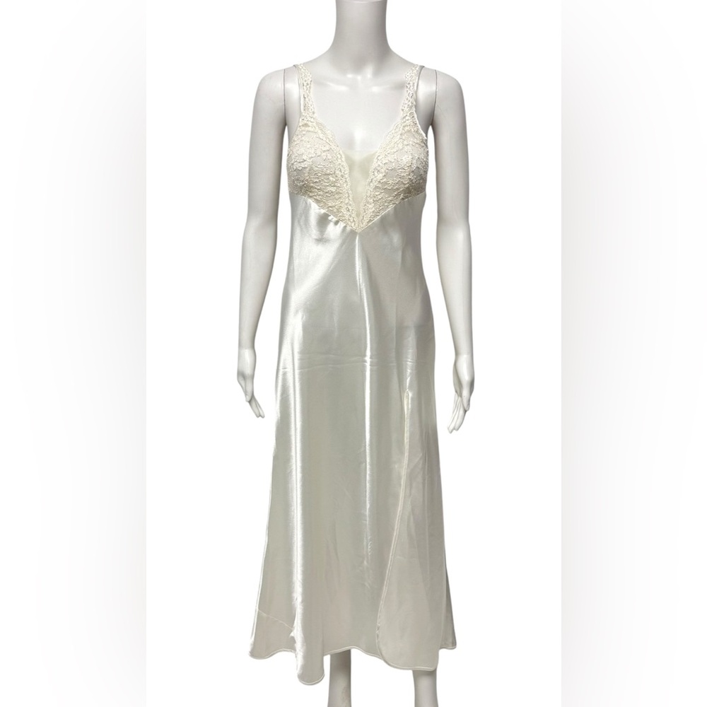 ✨ Vintage Victoria’s Secret Gold Label nightgown w/ slit & lace trim